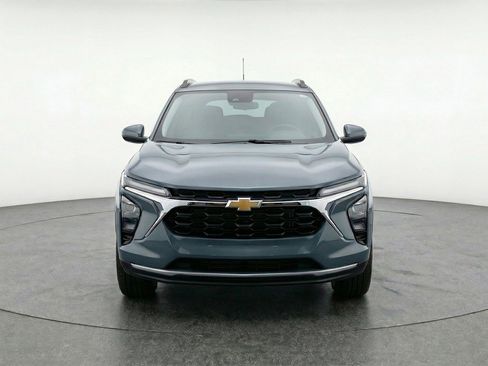 Used 2025 Chevrolet Trax LT image 2