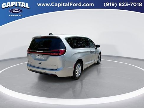 Used 2024 Chrysler Pacifica Touring-L FWD image 7