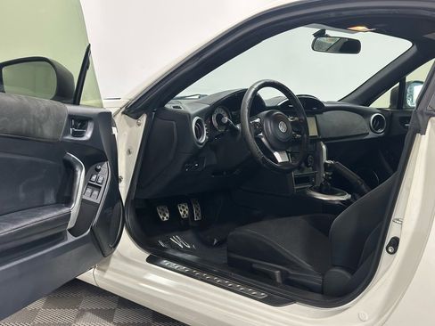 Used 2017 Toyota 86 image 11