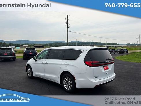 Used 2024 Chrysler Pacifica Touring-L FWD image 5
