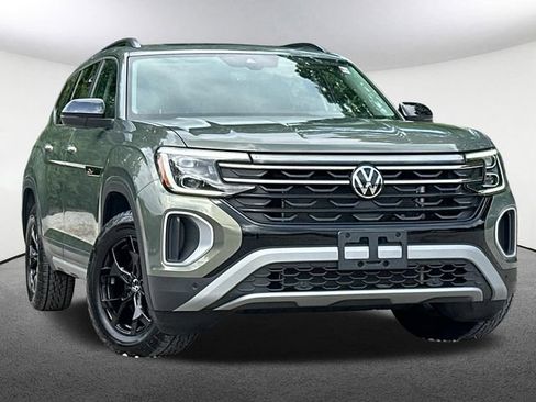 Used 2025 Volkswagen Atlas Peak Edition SE AWD/4WD image 2