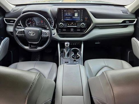 Used 2021 Toyota Highlander XLE FWD image 17