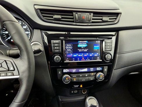 Used 2018 Nissan Rogue SV w/ Premium Package AWD/4WD image 16