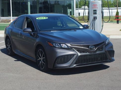 Used 2023 Toyota Camry SE w/ Audio Upgrade Package FWD image 2