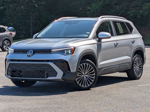 Used 2025 Volkswagen Taos SE w/ Panoramic Sunroof Package FWD image 4