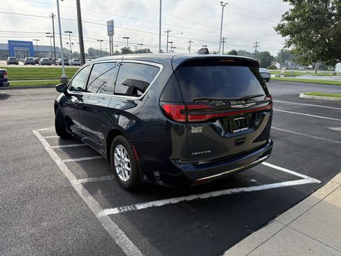 Used 2023 Chrysler Pacifica Touring-L FWD image 3