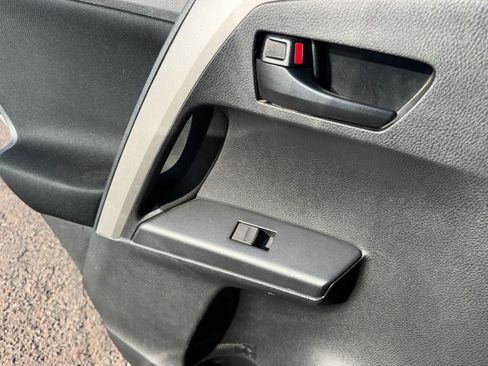 Used 2018 Toyota RAV4 LE FWD image 13