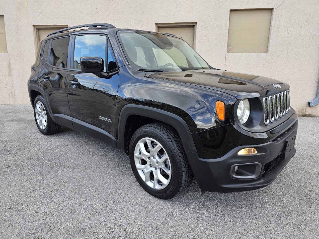 Used 2015 Jeep Renegade Latitude FWD image 13
