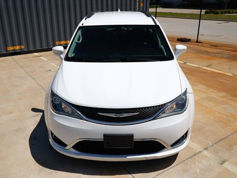 Used 2019 Chrysler Pacifica Touring-L FWD image 16