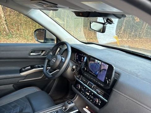 Used 2024 Nissan Pathfinder Platinum image 27