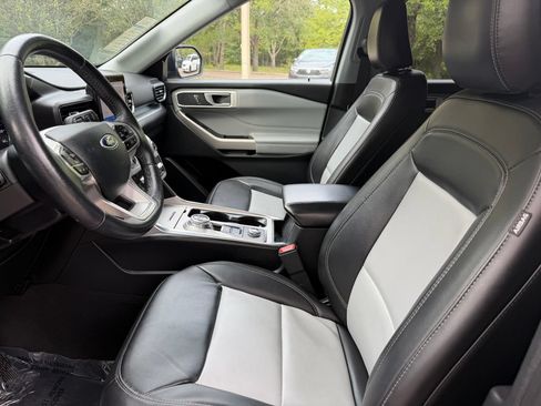 Used 2023 Ford Explorer XLT w/ Equipment Group 202A AWD/4WD image 19