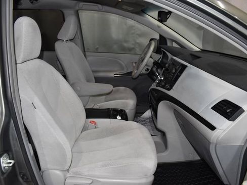 Used 2012 Toyota Sienna LE image 17