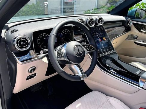 Used 2025 Mercedes-Benz GLC 300 4MATIC image 13