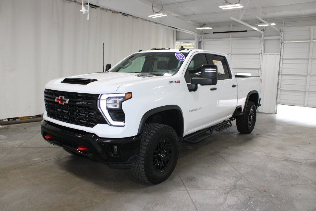 Used 2025 Chevrolet Silverado 2500 ZR2 w/ Technology Package AWD/4WD image 4