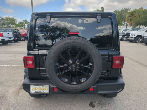 Used 2025 Jeep Wrangler Unlimited Sahara AWD/4WD image 7