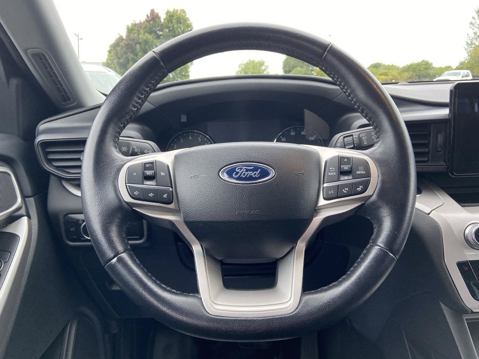 Used 2023 Ford Explorer XLT AWD/4WD image 26