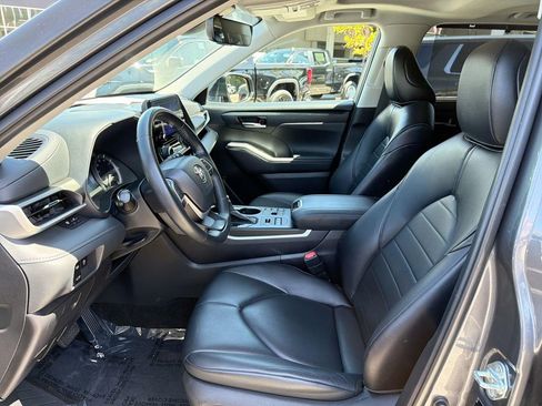 Used 2023 Toyota Highlander XLE AWD/4WD image 21