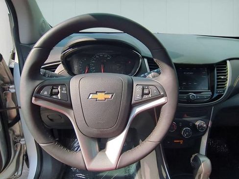 Used 2020 Chevrolet Trax LT w/ LT Convenience Package FWD image 18