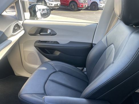 Used 2024 Chrysler Pacifica Touring-L image 20