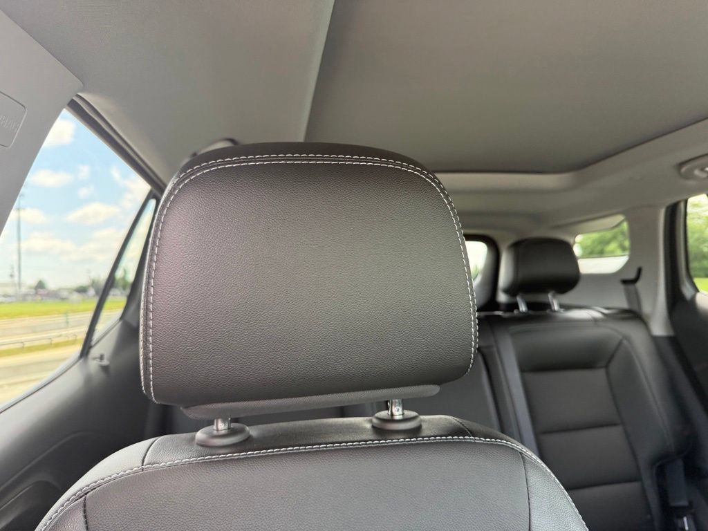 Used 2024 GMC Terrain SLT w/ Tech Package FWD image 33
