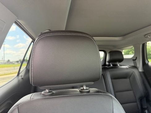 Used 2024 GMC Terrain SLT w/ Tech Package FWD image 33