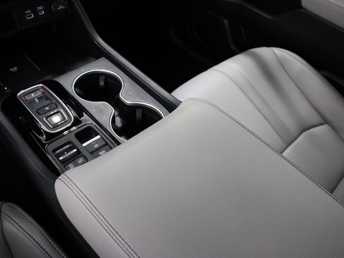 Used 2025 Honda Pilot Touring image 17