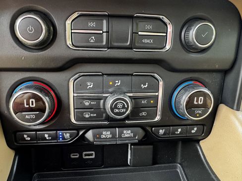 Used 2021 Chevrolet Suburban LT AWD/4WD image 23