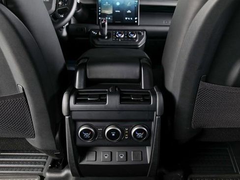 Used 2025 Land Rover Defender 110 S image 21