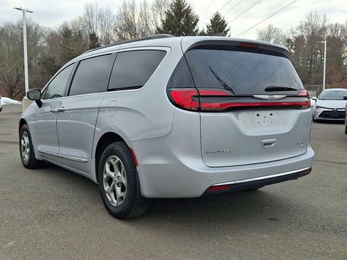 Used 2023 Chrysler Pacifica Limited w/ Uconnect Theater Family Group image 24