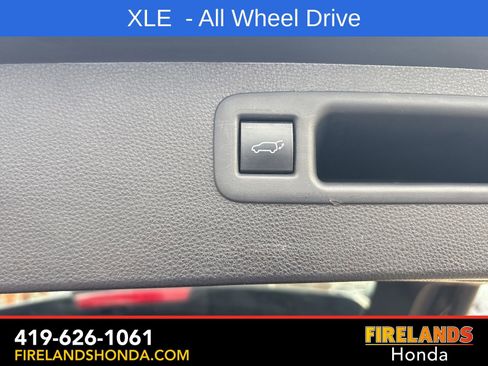 Used 2021 Toyota Highlander XLE AWD/4WD image 11