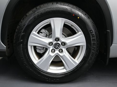 Used 2021 Toyota Highlander L image 11