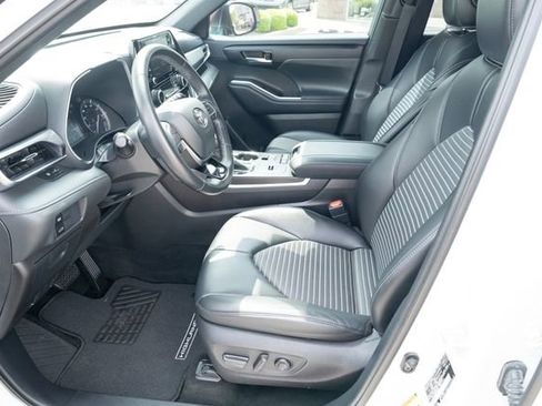 Used 2021 Toyota Highlander XSE FWD image 18