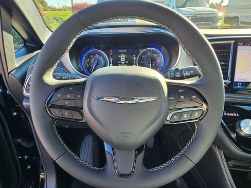 New 2026 Chrysler Pacifica Limited w/ Uconnect Theater Family Group image 16