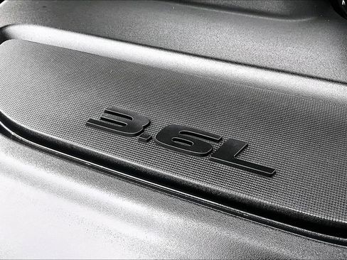 Used 2024 Chrysler Pacifica Touring-L image 31