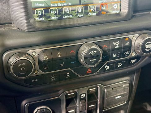 Used 2019 Jeep Wrangler Unlimited Sahara w/ Quick Order Package 24M Moab AWD/4WD image 17