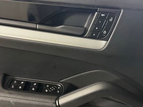 Used 2024 Porsche Cayenne Coupe AWD/4WD image 13