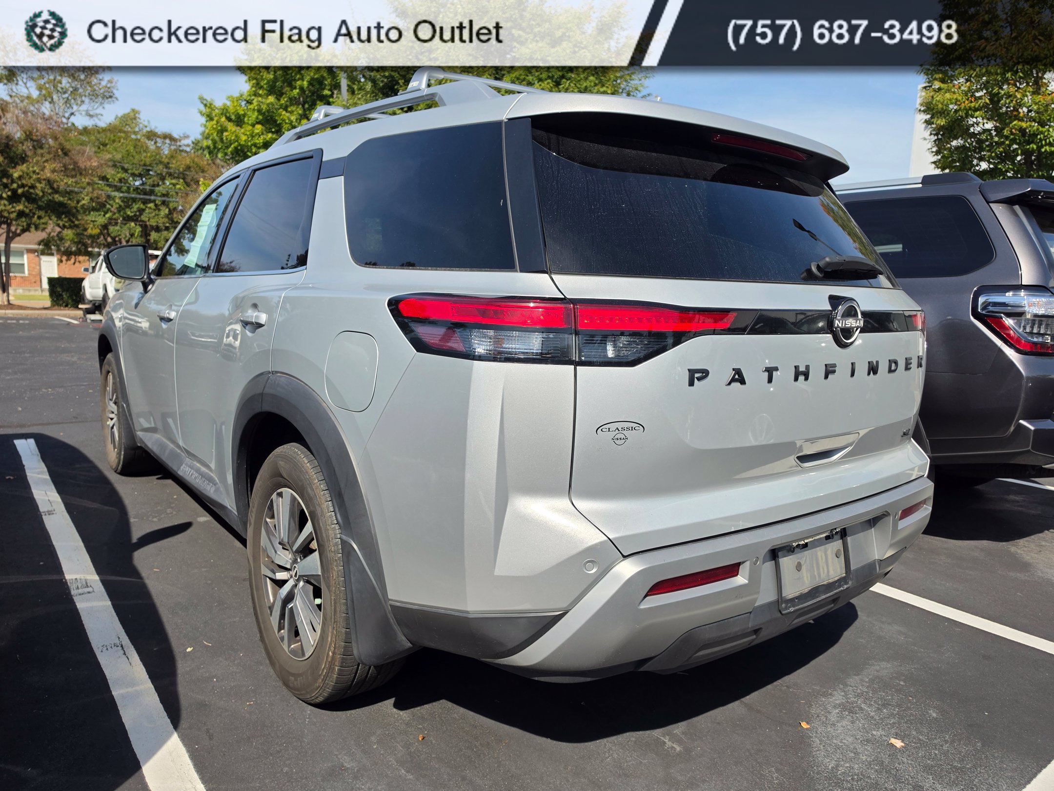 Used 2022 Nissan Pathfinder SL w/ SL Black Package FWD image 4