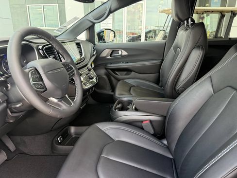 New 2027 Chrysler Pacifica Select FWD image 4