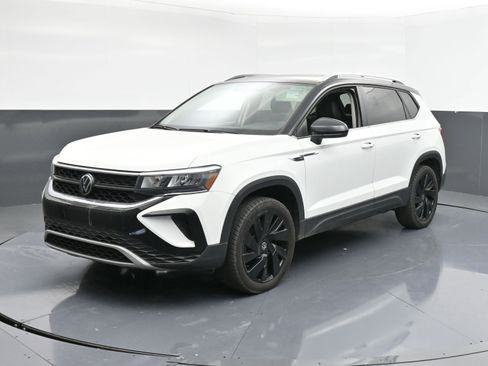 Used 2024 Volkswagen Taos SE w/ Panoramic Sunroof Package image 4