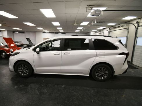 Certified 2025 Toyota Sienna LE image 4