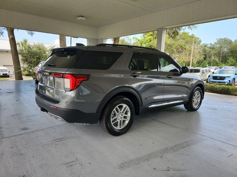 Used 2025 Ford Explorer Active w/ Active Comfort Package RWD image 5