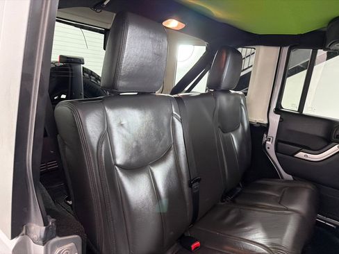 Used 2016 Jeep Wrangler Unlimited Sahara w/ Connectivity Group AWD/4WD image 19