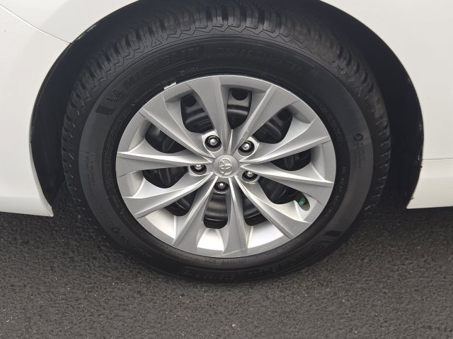 Used 2015 Toyota Camry LE FWD image 18