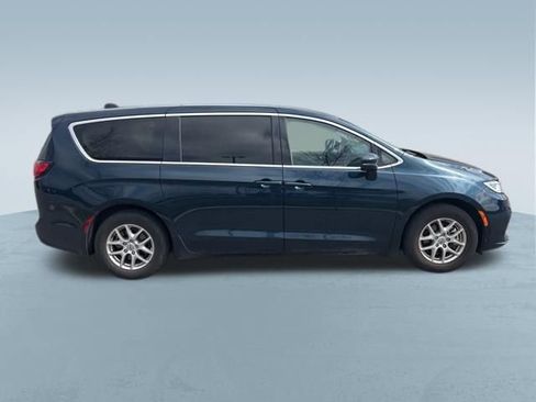 Used 2023 Chrysler Pacifica Touring-L image 5