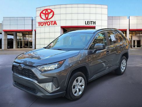 Used 2021 Toyota RAV4 LE image 1