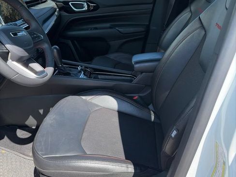 Used 2025 Jeep Compass Trailhawk AWD/4WD image 15