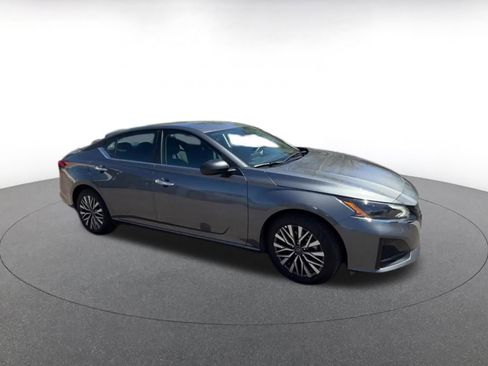 Used 2025 Nissan Altima 2.5 SV image 2