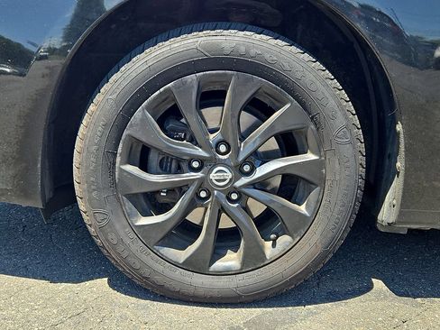 Used 2018 Nissan Sentra S w/ S Midnight Style Package FWD image 9