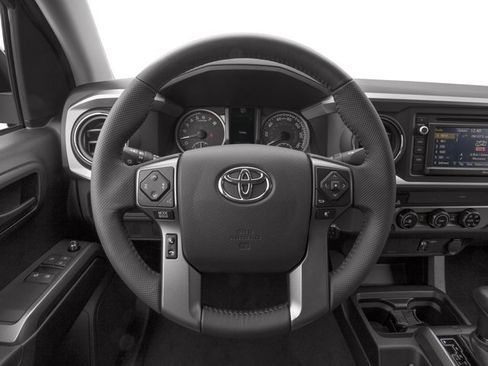 Used 2017 Toyota Tacoma SR5 w/ SR5 Appearance Package (SM) AWD/4WD image 7