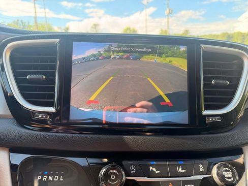 Used 2023 Chrysler Pacifica Touring-L FWD image 22